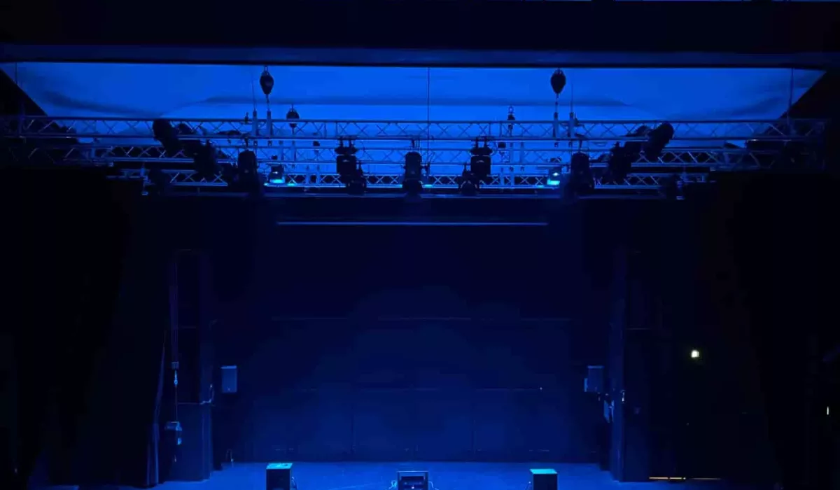 IMG_0037stage int@0.5x